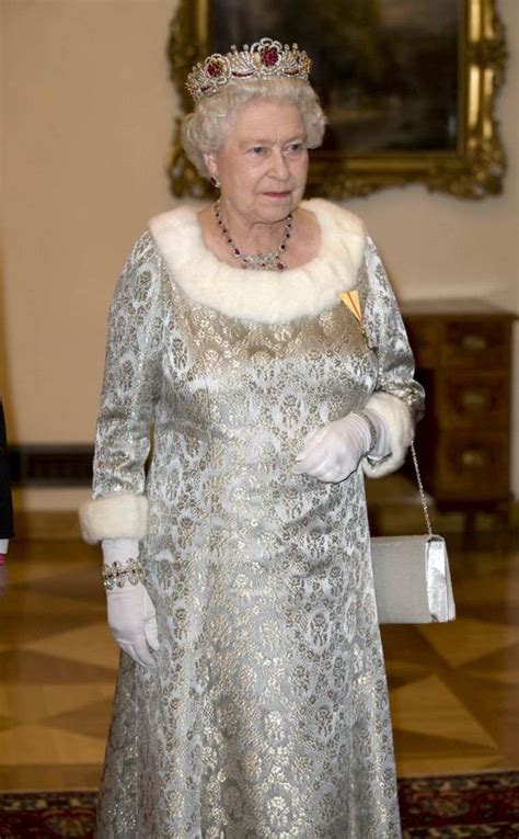 Well you're in luck, because here they come. Dossier mode : les tenues de la reine Elizabeth II durant ...