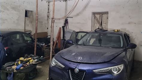 BRINDISI LOTTA AI FURTI DI AUTO LA POLIZIA SCOPRE OFFICINA CLANDESTINA