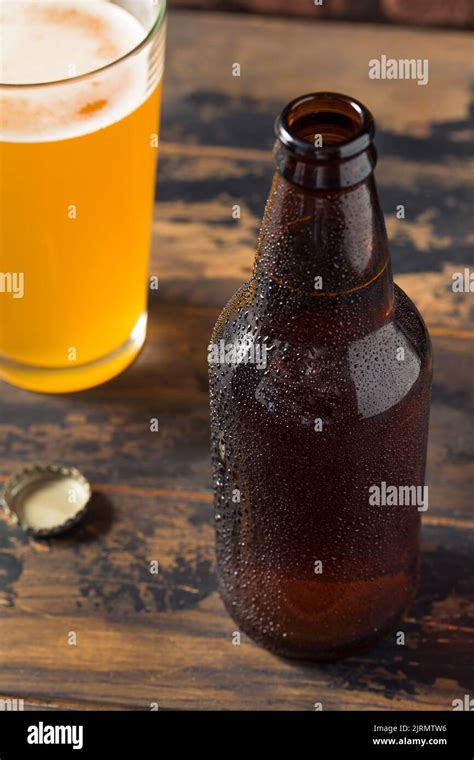 Cerveza Embotellada Fria Fotografías E Imágenes De Alta Resolución Alamy