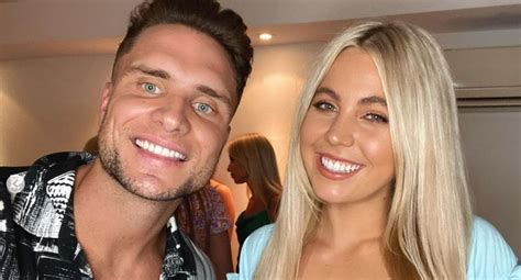 it s official love island australia s chris and lexy are dating who magazine