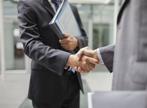 7 Tips On The Right Way To Shake Hands