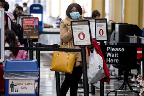 Us Airport Security Officers Fear Exposure As Cases Rise The Garden