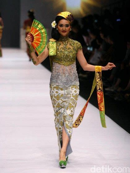 foto koleksi anne avantie di jakarta fashion week 2017 pakaian tradisional model pakaian gaun