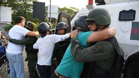 Venezuela Las Fotos De Los Enfrentamientos En Caracas Después De Que