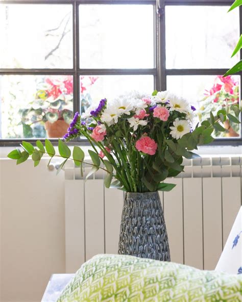 Tagliate un piccolo pezzo di rete e sistematevi dei ritagli di spugna, chiudete la rete e. Come arredare casa con i fiori - Blooming Milano