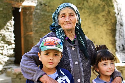 Des weiteren ist der schamanismus beziehungsweise animismus, der ursprünglichen religion der kasachen, in der bevölkerung verbreitet und erfreut sich unter intellektuellen und speziell jüngeren. Die stolze Oma,Tadschikistan Foto & Bild | world, menschen ...