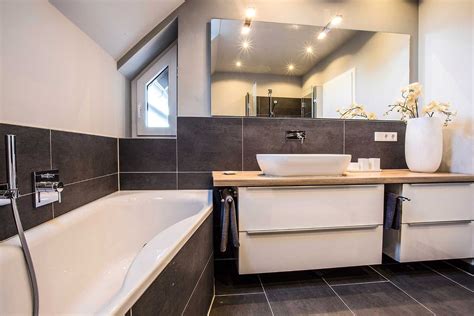 Aber auch eine kombination mit braunen, roten, grünen oder blauen badmöbeln funktioniert. Moderne Badezimmer Fliesen Grau Mit Holz