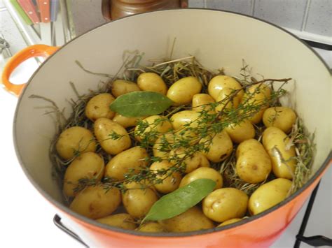 Cuisson des pommes de terre vapeur Table de cuisine