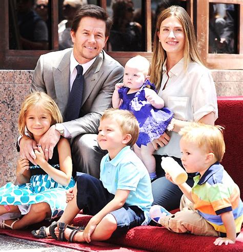 Mark wahlberg dishes on the new dinobots in 'transformers: mark-wahlberg - 4moms