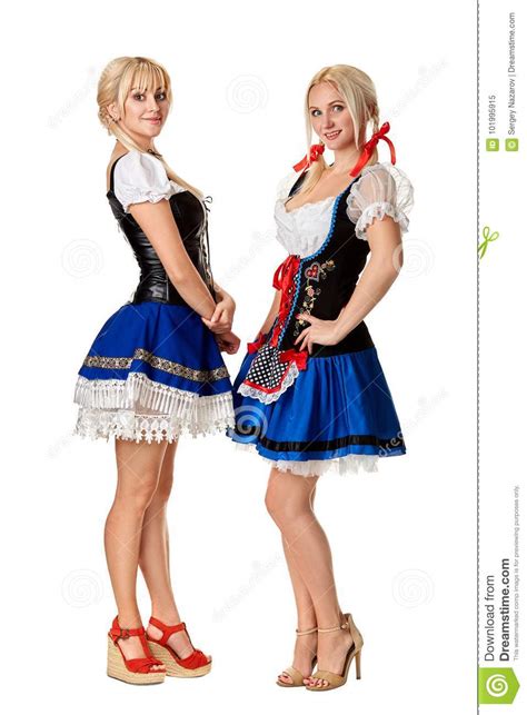 Un Ritratto Integrale Di Due Belle Donne In Un Costume Tradizionale