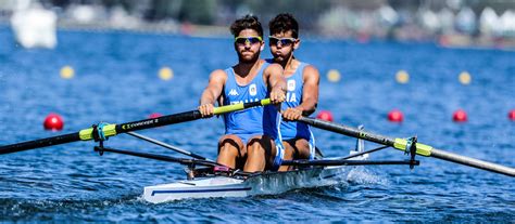 Son absence signifie que le bateau est armé en pointe (un aviron par rameur). Bateau d'aviron de compétition - F46 - Filippi - deux de ...