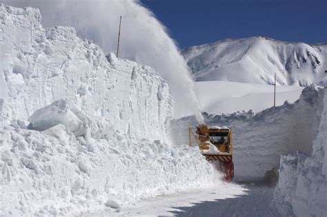 How To Clear A Path Through 60 Feet Of Snow Japanese