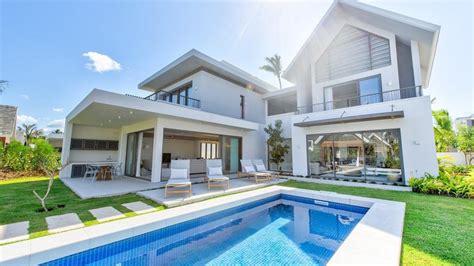 Pour un séjour en bord de mer, réservez votre villa privée à l'ile maurice. Location villa luxe pieds dans l'eau Île Maurice | Villanovo