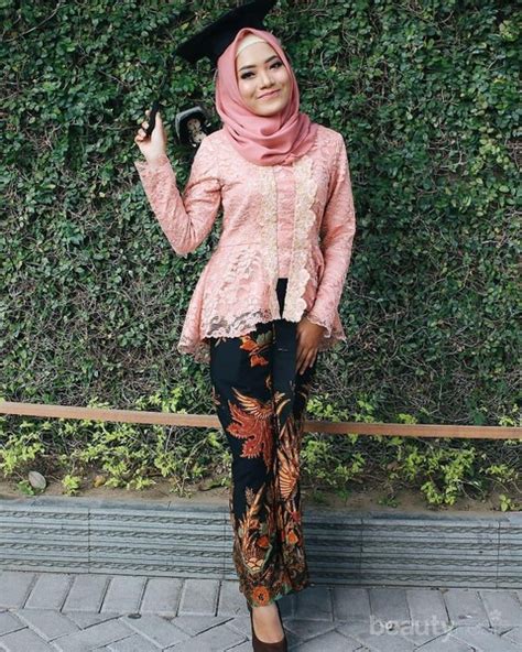 Namun kain brokat ini merupakan jenis kain yang secara khusus didesain dengan dekorasi yang terkesan mewah dengan atau tanpa menggunakan benang emas atau pilihan model kebaya brokat. Model Baju Dan Rok Wisuda : 17 Kebaya Bunga Bunga Yang ...