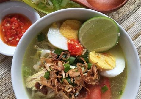 Transfer the chicken soup to a serving dish and place in the centre of the table. Indonesian Yellow Chicken Soup (Soto Ayam) Recipe by purple_acied | Recipe | Soup recipes ...