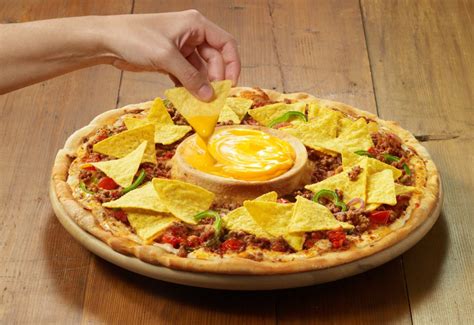 On the prepared baking sheet, add about half of the chips. Όταν η pizza συνάντησε τα nachos - Νέα pizza nachos από ...