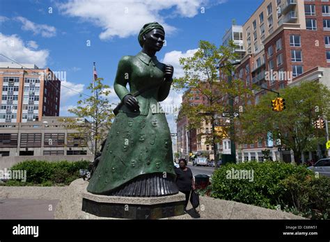 Harriet Tubman Statue In Harlem Stock Photo Alamy
