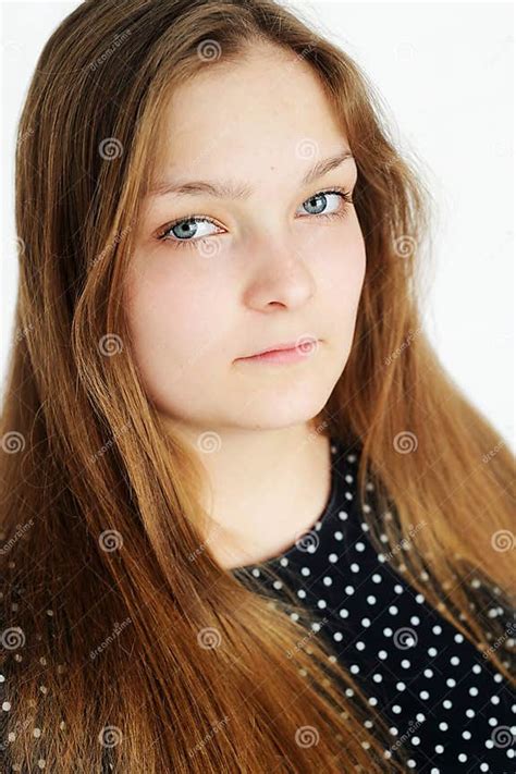 Schönes Pralles Jugendlich Mädchen Mit Dem Langen Haar Stockfoto Bild Von Braun Schön 39375376