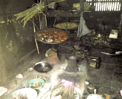 Gambar gula, es, teng, dan garam. Gambar 3.4 Produksi gula aren di salah satu rumah warga ...