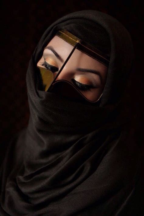 Arabian Woman In Traditional Dress And Veil Hijab Arab Girls Muslim Girls Muslim Women