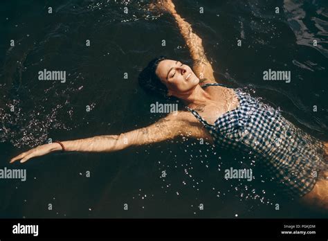 Frau Im Bikini Schwimmen Im See An Einem Sonnigen Tag Frau Entspannende Von Schwebenden In