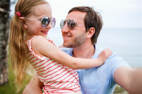 Padre E Hija Foto De Archivo Imagen De Poco Alegre 112921354