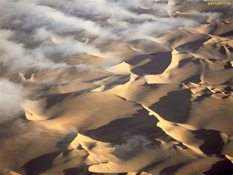 Tapety zdjęcia Namibia Chmury Pustynia