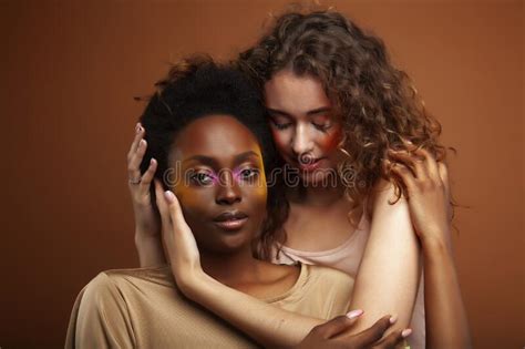 Duas Garotas Bonitas Africanas E Caucasianas Loiras Que Se Posam Alegres Juntas No Estilo De