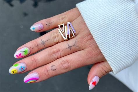 Emoji Manicure La Nail Art Dellestate 2022 Da Copiare A Valentina