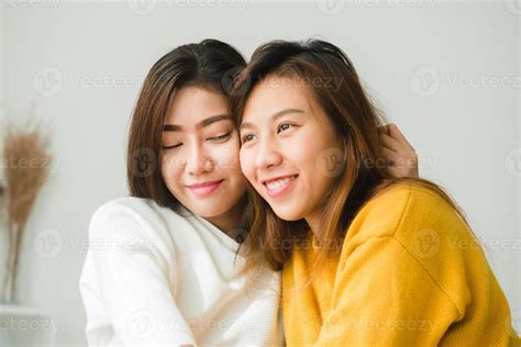 Hermosas Mujeres Asiáticas Jóvenes Lesbianas Lgbt Pareja Feliz Sentada En La Cama Abrazándose Y