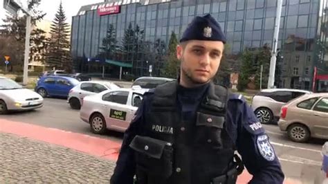 W stronę policjantów poleciały butelki, kamienie a także koktajle mołotowa. Interwencja policji pod Żabką - Poznań