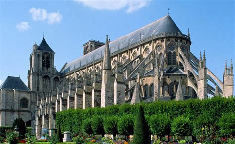 Organizza e dirige il lavoro delle maestranze sul cantiere e progetta le macchine impiegate nella costruzione. Reverse engineering della cattedrale di Bourges | DIGITAL ...