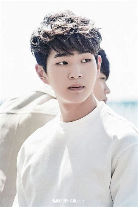 Reasons Shinees Onew Is A Great Leader K Pop Amino
