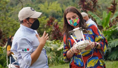 Jun 28, 2021 · la llegada de la ministra karen abudinen hace parte de una agenda de visitas nacionales que realiza desde mediados de junio por varios departamentos del país, llevando a las zonas rurales más alejadas las nueve convocatorias gratuitas que actualmente está ofreciendo el ministerio tic y los 16 cursos virtuales que hacen parte de la campaña. MINTIC: Internet; Katen Abudinen: Ministra de las TIC ...