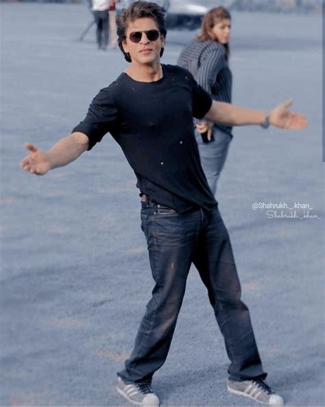 Signature Pose Shahrukh Khan Srk Signature Pose Wallpaper 90s Bollywood Aesthetic