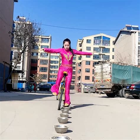 Woman Shows Off Extraordinary Acrobatic Skills 🤯 Skill Woman Acrobatics Woman Shows Off