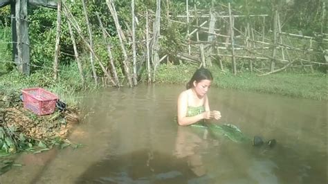gadis desa mandi di sungai youtube