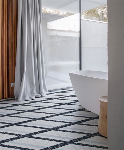A patterned tile floor can take your room from simple to stunning. 10 Modern Bathrooms That Use Geometric Tiles To Stand Out ...