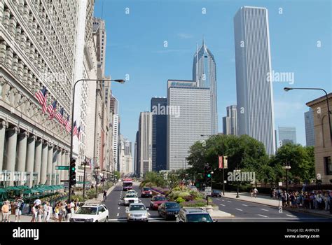 Rush Hour Traffic In Downtown Chicago Illinois Stock Photo Alamy