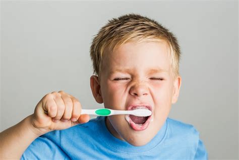 Criança Adorável Escovar Os Dentes Foto Grátis
