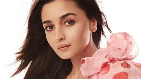 Mom To Be Alia Bhatt Rocks The Gram Scene As She Reads A Book And