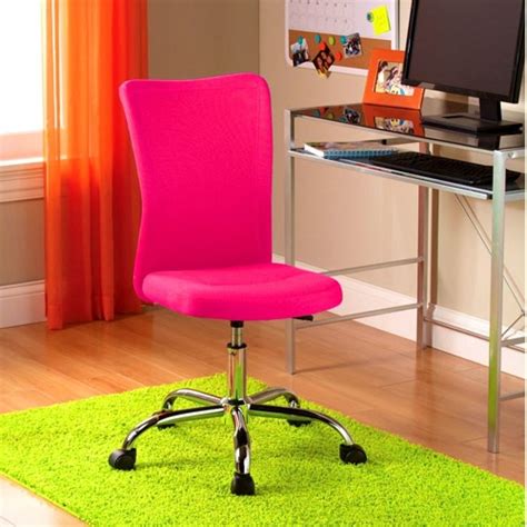 With tall back and streamlined curvy arms, this comfy chair is adjustable and moveable with plastic wheels. Schreibtischstuhl für Mädchen echt Holz home office Möbel ...