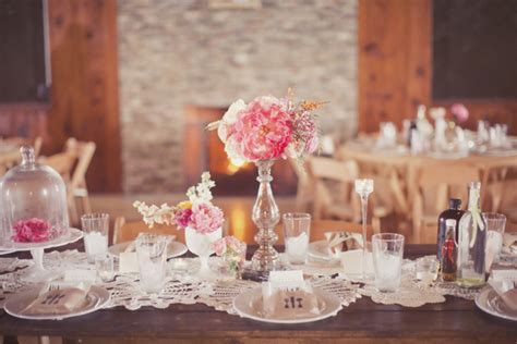 Tonos pastel, acabados imperfectos y capas de telas sin terminar pero femeninas a la vez. Pink Shabby Chic Country Wedding Tablescape - Elizabeth ...