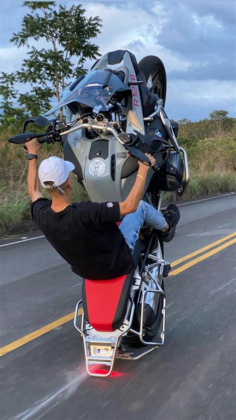 Foto De Moto Empinando