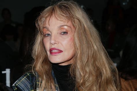 Pour le bonbon, arielle dombasle se prête au jeu de l'interview « guilty pleasure ». Arielle Dombasle : "Il faut s'aimer pour aimer les autres"