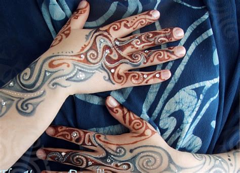 Women put beautiful designs on their hands and feet for special occasions. Latest Indian Sudani Pakistani arabic arabian Mehndi ...