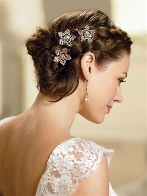 If you don't want to make it very ott with massive flowers, you can add a gajra around the bun like in this picture along. Hairstyles 2013 wedding - Hairstyles - Z... : 【なりたい!かわいい花嫁 ...
