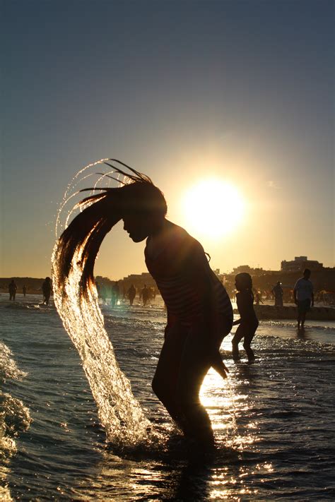 Gambar Pantai Laut Air Pasir Lautan Cahaya Orang Orang Gadis Rambut Matahari Terbenam
