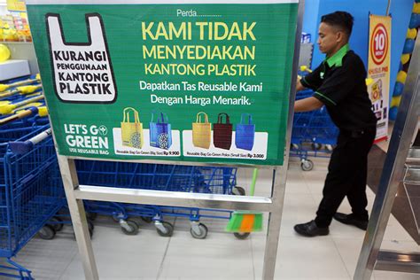 Download 92 gambar poster sampah plastik terbaru gratis. Minimarket Tak Lagi Sediakan Plastik Sekali Pakai