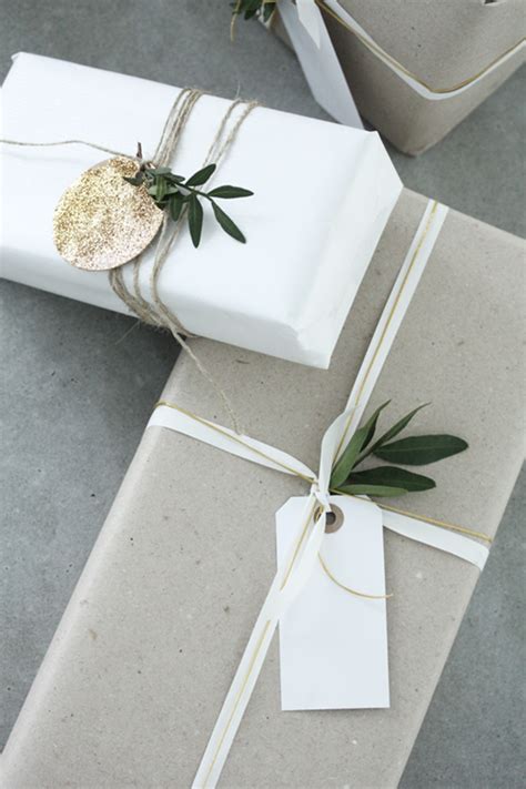 Linprobable.tumblr.com these simple square tags with a single sprig of greenery are perfect for a fancy christmas party. Eclectic Trends | 4 Gift Wrapping Trends For Christmas ...